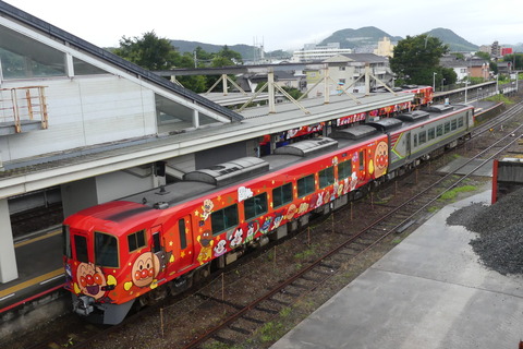 特急［南風６号］と並ぶ特急［しまんと１号］（後免駅）