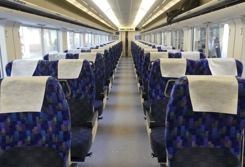 E257系5500番台車の車内