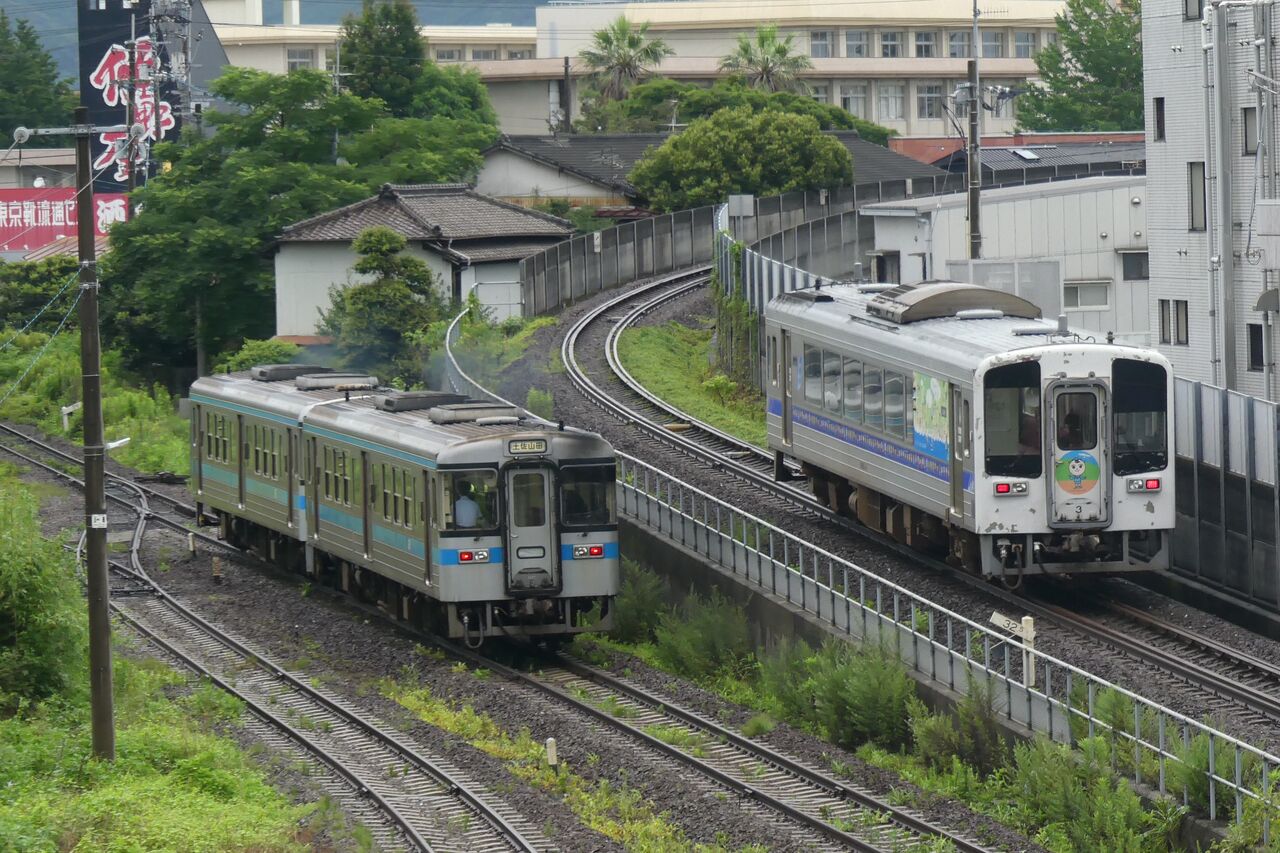 JR四国714D・土佐くろしお鉄道5830D 後免駅同時発車 JR四国714D・土佐くろしお鉄道5830D 後免駅同時発車