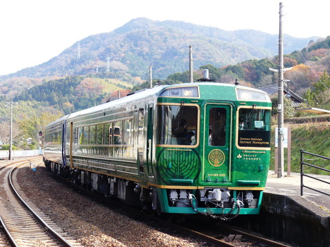 特急［四国まんなか千年ものがたり（そらの郷紀行）］