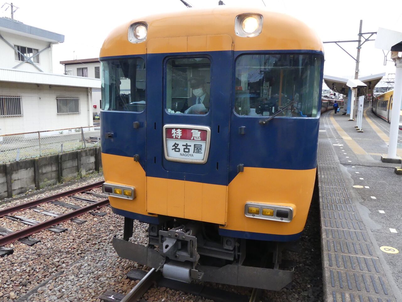 引退目前！ レトロすぎる近鉄特急12200系「スナックカー」で大和