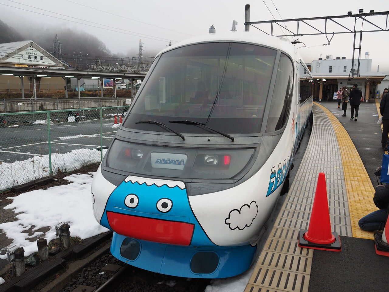 富士急行 2点 富士急グループ初の2階建てバス導入。ボディには北斎の富士をデザイン