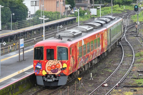 後免駅を発車する特急［しまんと１号］