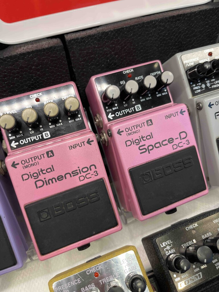 Digital Dimension DC-3 コンパクトエフェクター　boss The Other Dimension - Boss DC-3 Digital Dimension - YouTube