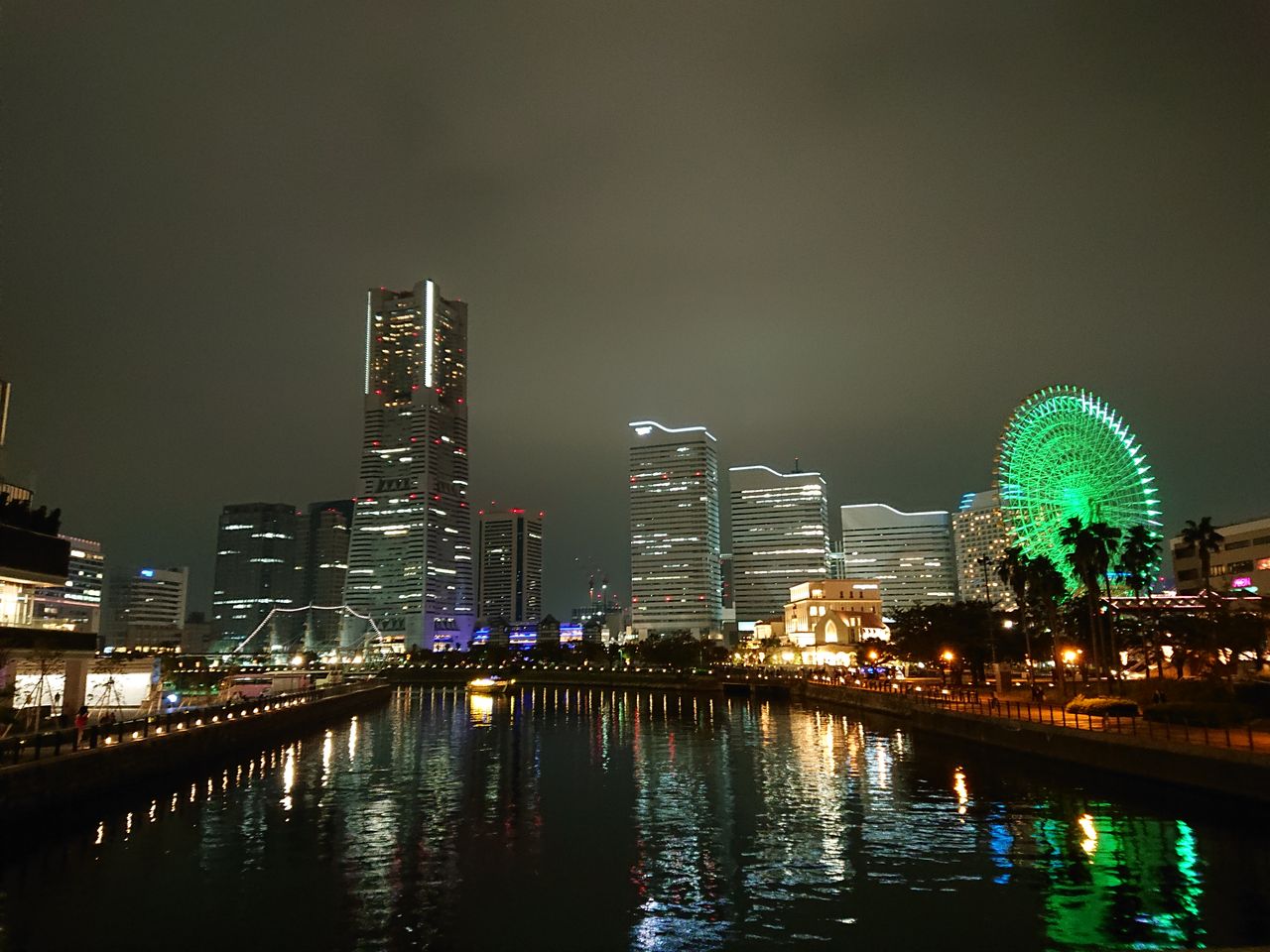みなとみらいの夜景 そ っとのぞいてみてごら ん みなとみらいの夜景 そ っとのぞいてみてごら ん