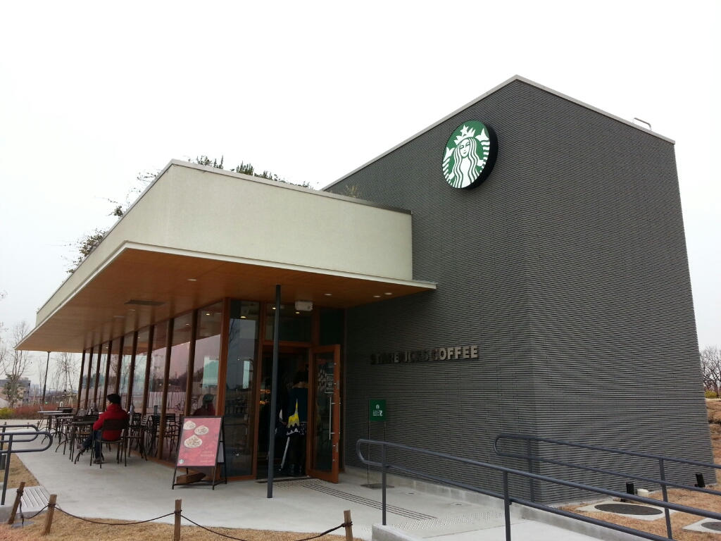 スターバックス二子玉川公園店にやって来た ともこ ともこ ともこ スターバックス二子玉川公園店にやって来た ともこ ともこ ともこ