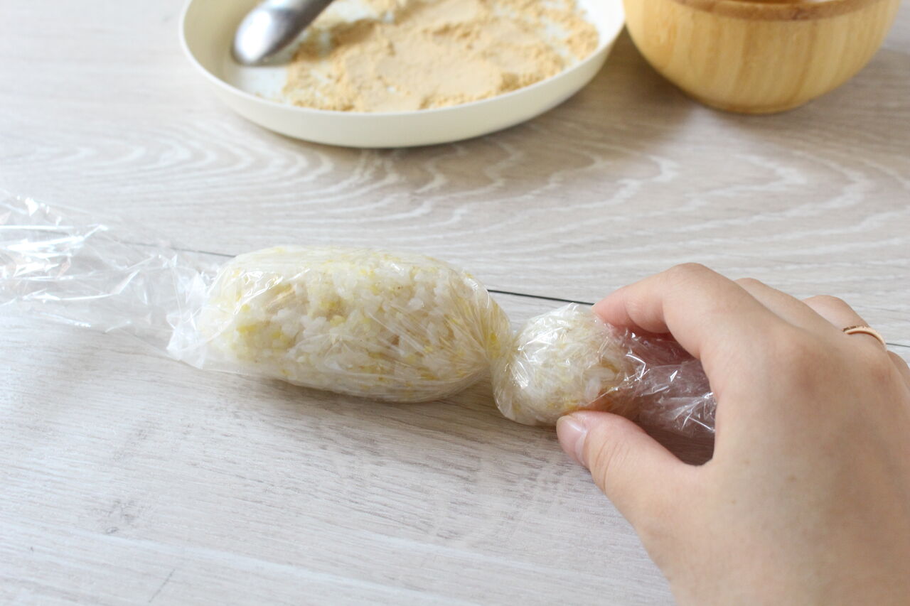保育園給食レシピ簡単おやつ きな粉おむすび 保育園で働いていた管理栄養士藤原朋未がお届けする ママ楽ごはん 保育園給食レシピ簡単おやつ きな粉おむすび 保育園で働いていた管理栄養士藤原朋未がお届けする ママ楽ごはん