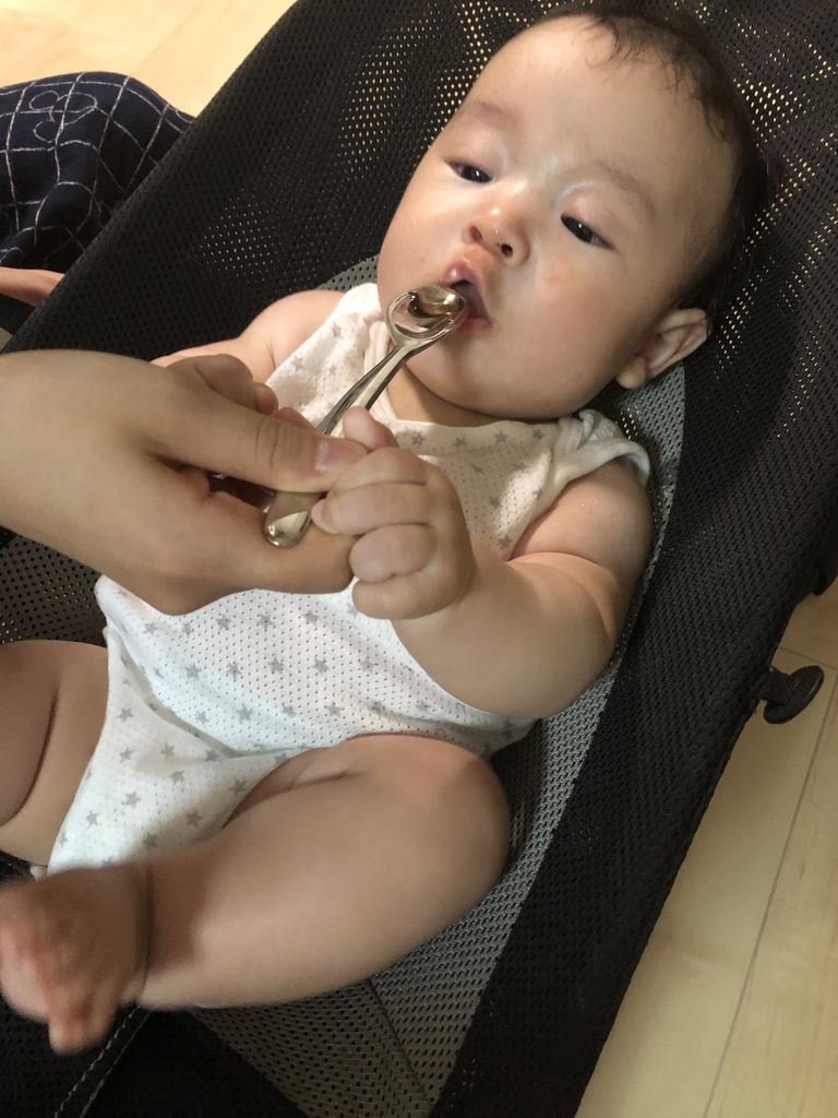 離乳食スタート準備 スプーン練習と水分補給 保育園で働いていた管理栄養士藤原朋未がお届けする ママ楽ごはん