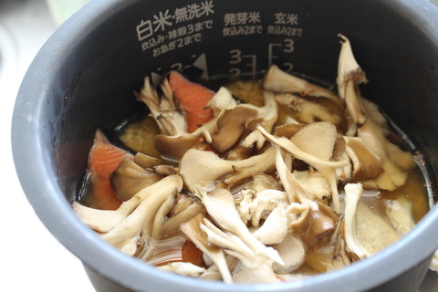 簡単!塩鮭とまいたけの炊きこみごはん (2)