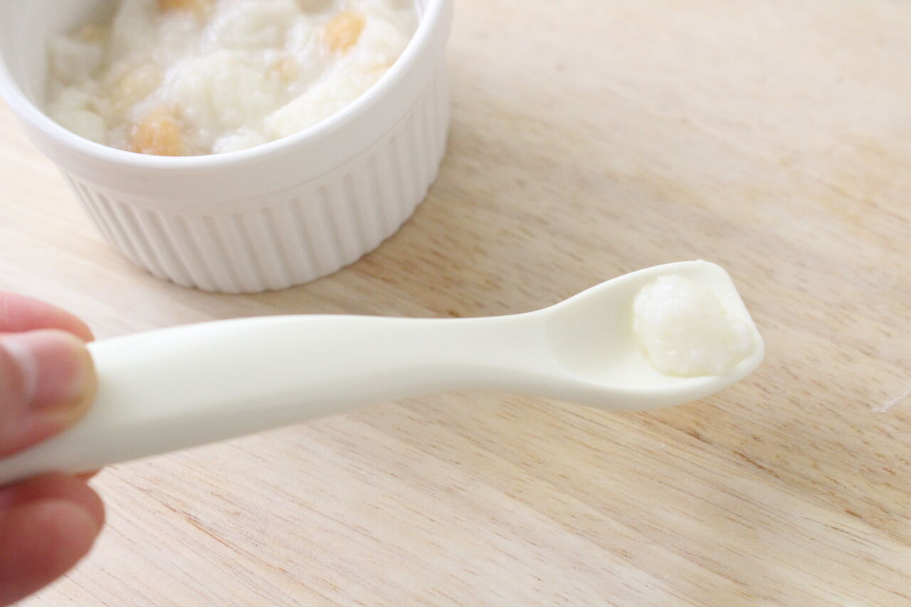 離乳食初期 中期 スプーンの選び方 ひと口量を確認しよう 保育園で働いていた管理栄養士藤原朋未がお届けする ママ楽ごはん