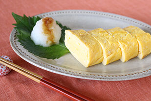 レシピ掲載 巻かない濃厚だし巻きたまご 保育園で働いていた管理栄養士藤原朋未がお届けする ママ楽ごはん