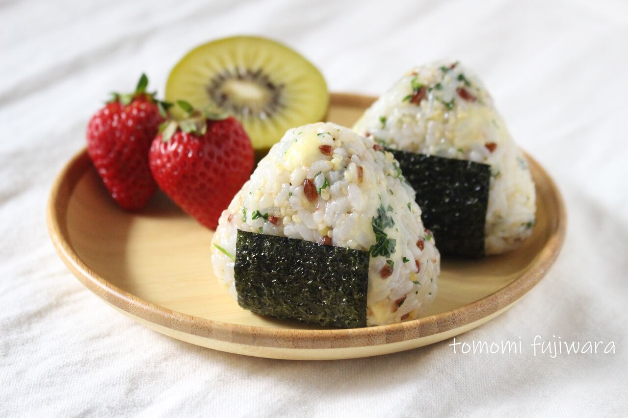 朝ごはん救世主 パセリとごまチーズおにぎり 保育園で働いていた管理栄養士藤原朋未がお届けする ママ楽ごはん 朝ごはん救世主 パセリとごまチーズおにぎり 保育園で働いていた管理栄養士藤原朋未がお届けする ママ楽ごはん