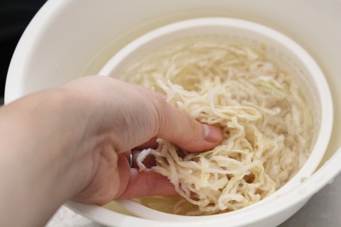 切り干し大根とにんじんのパリパリごまサラダ (2)