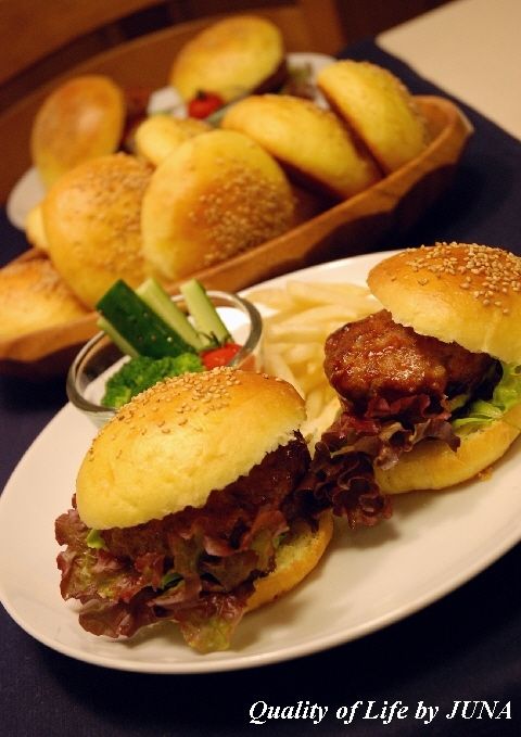 焼きたてブリオッシュパンでハンバーガー