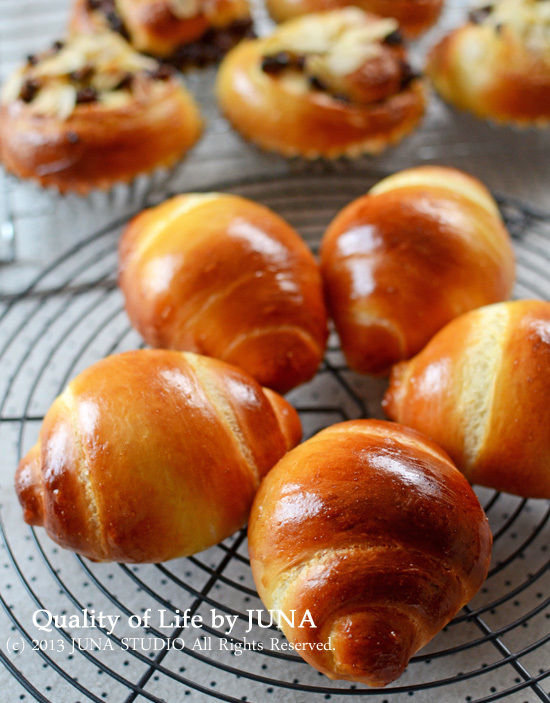 パン二種と夕ご飯。
