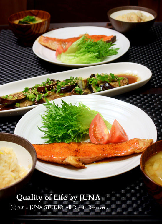 鮭の照り焼きにんにく風味　と　鶏肉とゆずの炊き込みごはん