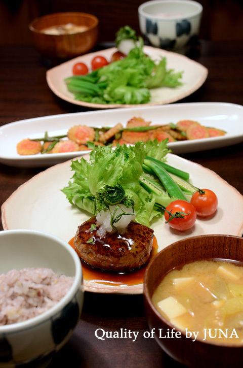 「照り焼きハンバーグ」と「りんごのコンポート」