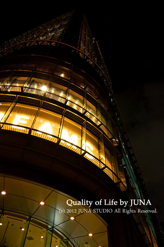 見上げるスカイスクレーパー