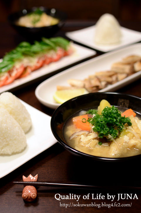 野菜たっぷりの味噌汁&塩むすびなど