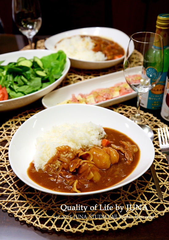 豚バラカレーとおつまみとのんある。