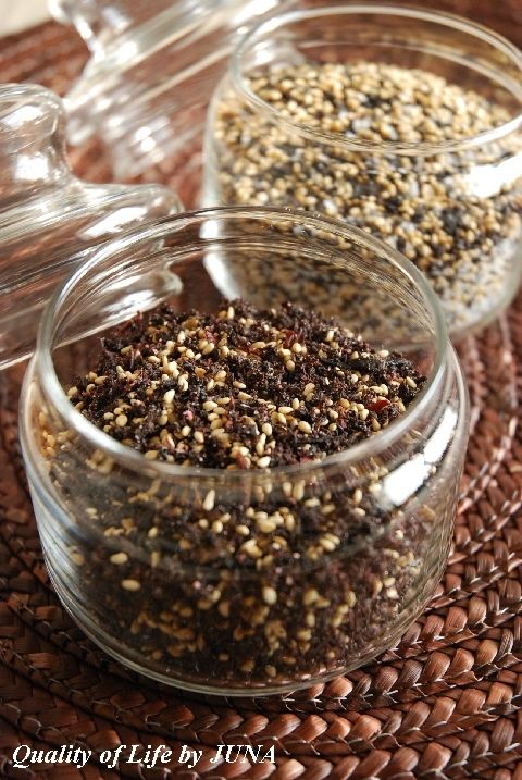 紫蘇の葉を使った自家製ふりかけでお茶漬けなど。。。