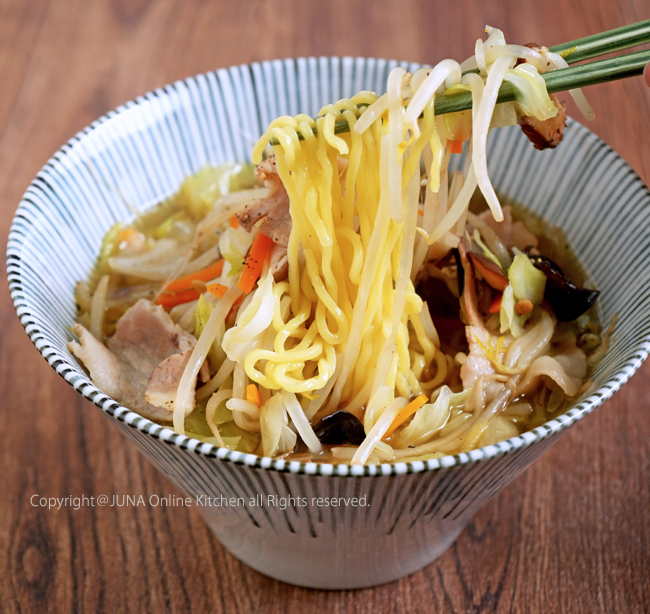 ＜YouTube＞【超本格ラーメン】100円代の鶏ガラからスープを仕込んで作る激うまタンメン