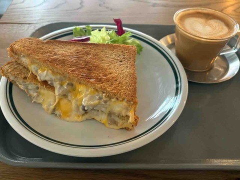 代々木公園　「almond hostel & cafe」