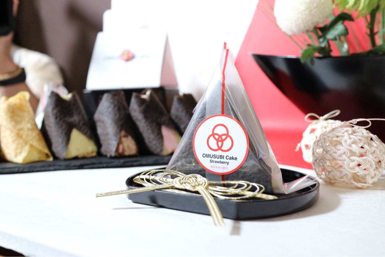 日本初 ありそでなかった 新スイーツの形 おむすびケーキ Omusubi Cake の登場 どるふぃんの気ままに食べ歩き