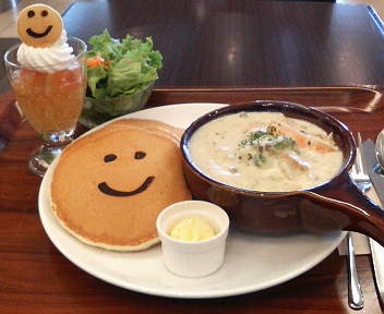 にこにこパンケーキ エビとチキンのクリームシチューセット パンケーキデイズららぽーと横浜店 ももいろたんぽぽ
