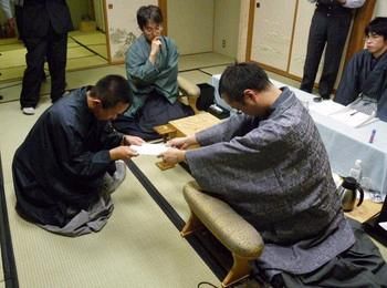 封じ手を渡す渡辺