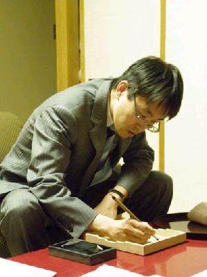 署名する羽生名人