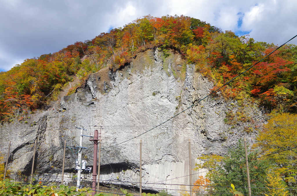 葛根田渓流の紅葉 ハイキングさ あべじゃ