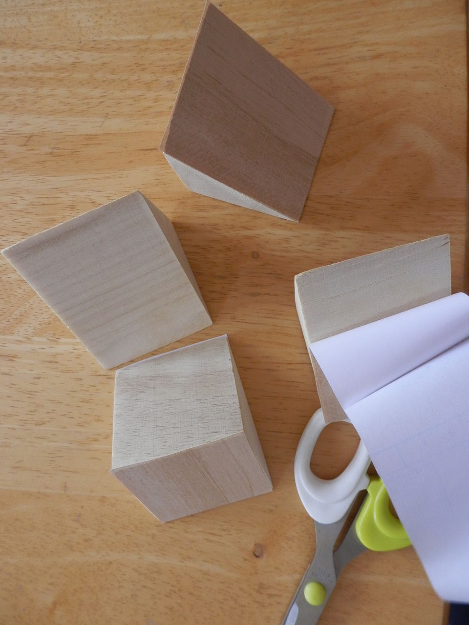 ダイソーの工作材料 三角柱 と 立方体 でカラーボックスをリメイク カラーボックスハウス私んちのお片付け帳