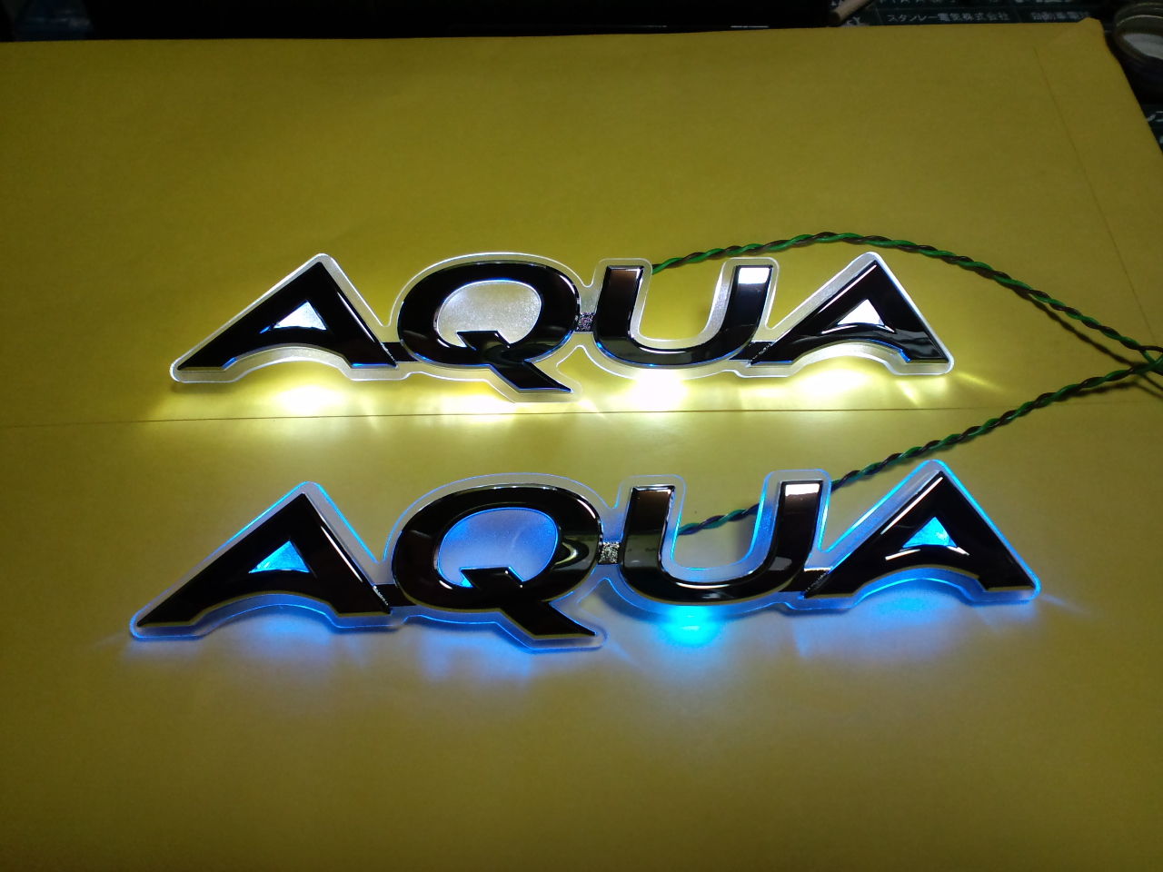 ﾄﾖﾀ AQUA用 光るｴﾝﾌﾞﾚﾑ白&青 製作 : 山の傾斜地工房からの～♪