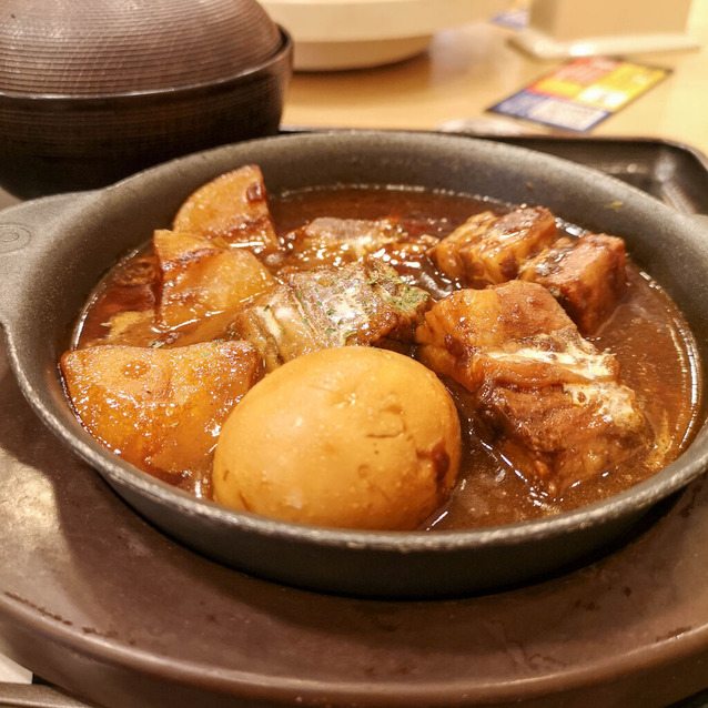 大きな肉塊やジャガイモがゴロゴロと 牛丼屋さんがつくるとビーフシチューはこうなる 居食屋レインボー