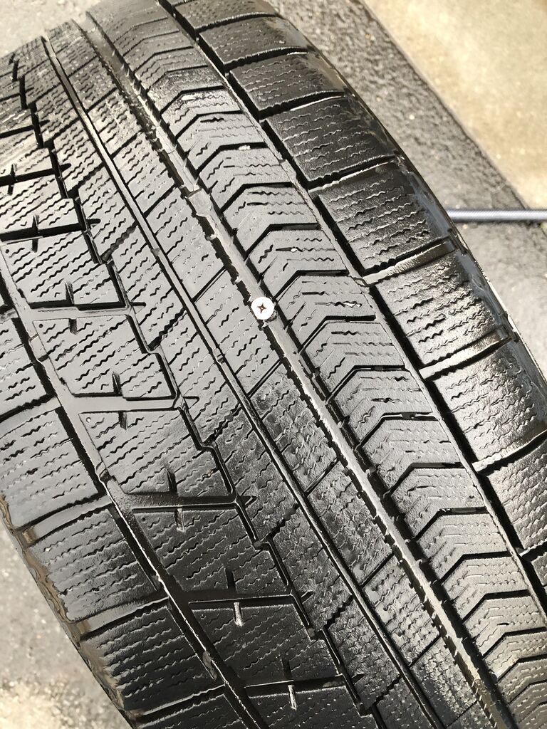 スタッドレスタイヤに木ネジが刺さってました 自由人のblog自宅で仕事を３０年近く経ちました