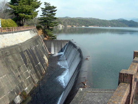 満濃池余水吐け