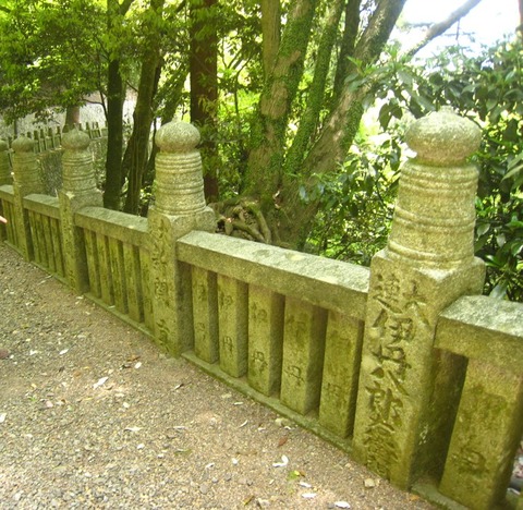 箸蔵寺玉垣　大連