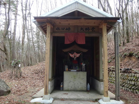 水の口峠の大師像