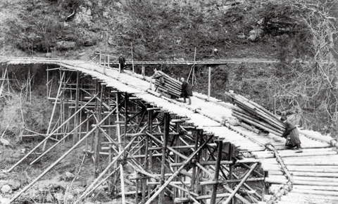 昭和2年 木材を木馬で運ぶ様子 天龍木材110年