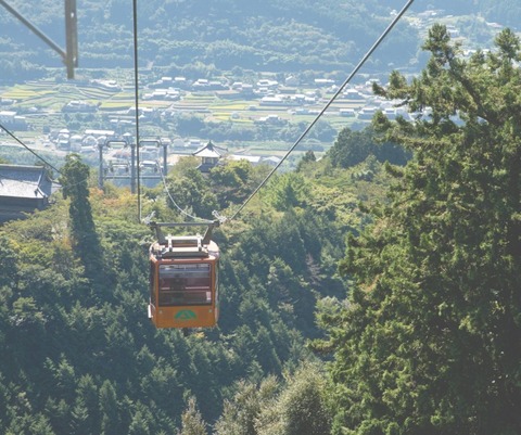 箸蔵寺　高灯籠と大門