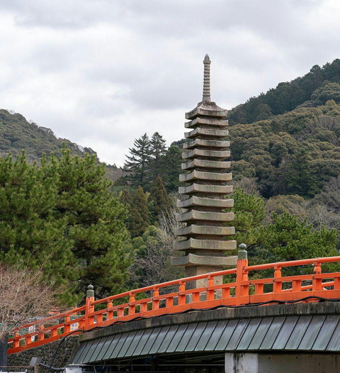 宇治の十三重石塔