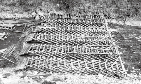 昭和13年 川狩りで川をせきとめている様子 天龍木材