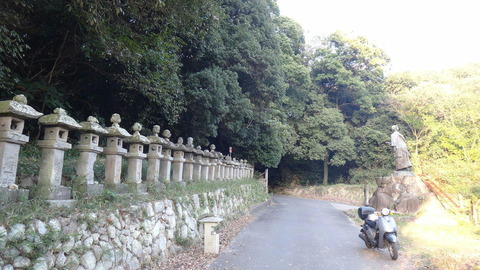 牛屋口の並び燈籠