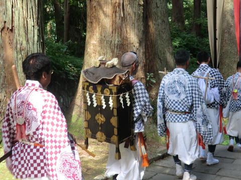 「笈（おい）」とは山伏修行の法具等を入れて背負う箱、羽黒山伏の十界修行においては新たな生命を宿す母体ともとらえられている。