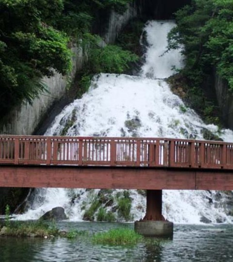 満濃池余水吐きからの落水