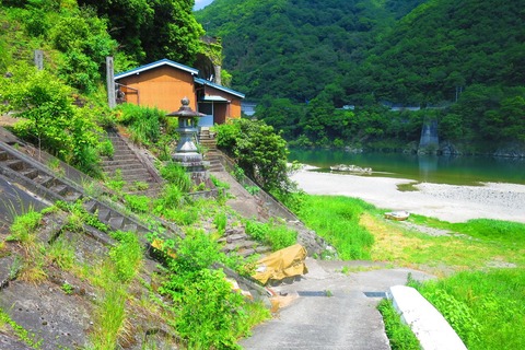 阿波池田の川港の灯籠