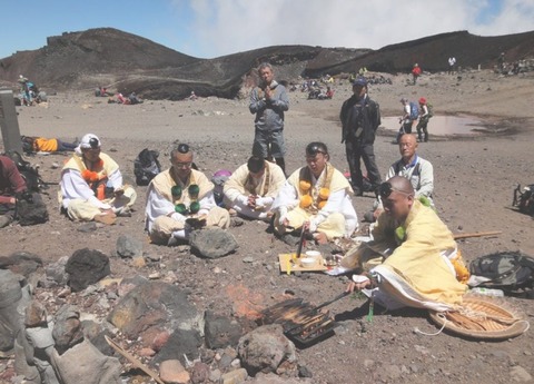 富士山頂の柱源護摩供（はしらもとごまく）