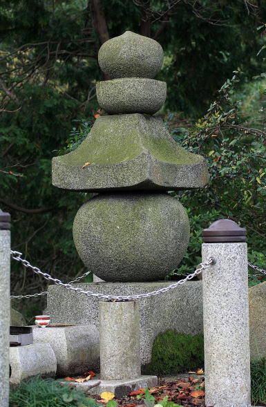 四条畷町逢坂の延元元年(1338)の五輪塔