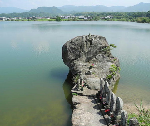 髙松市三つ子池の大岩